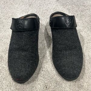Ariat Gray Wool Pointed Slip-On Shoes, Women’s Size 7 (EU 37.5) in Black & Grey